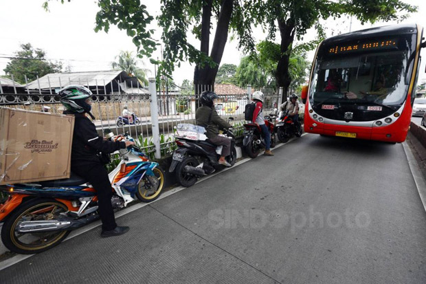 Masuk Busway, Pemotor Tewas Diseruduk Bus APTB di Jatinegara