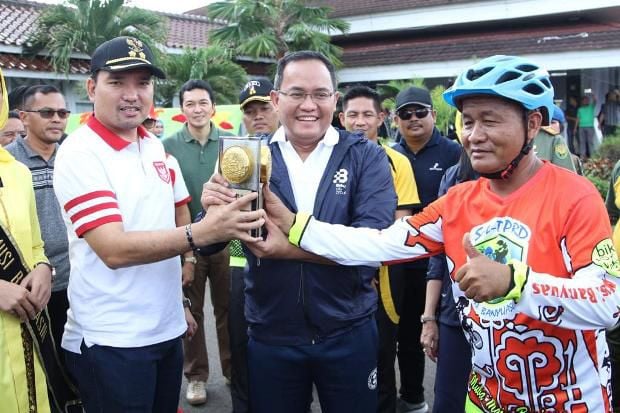 Bupati Dodi Reza Beri Bonus Petugas Kebersihan