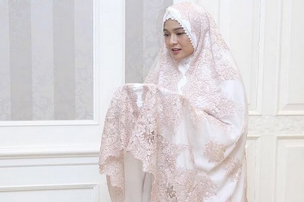 3 Pilihan Mukena Lebaran dari Dian Sastro hingga Nagita Slavina