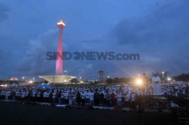 Munajat 212 Dimulai, Polisi Lakukan Penjagaan di Monas