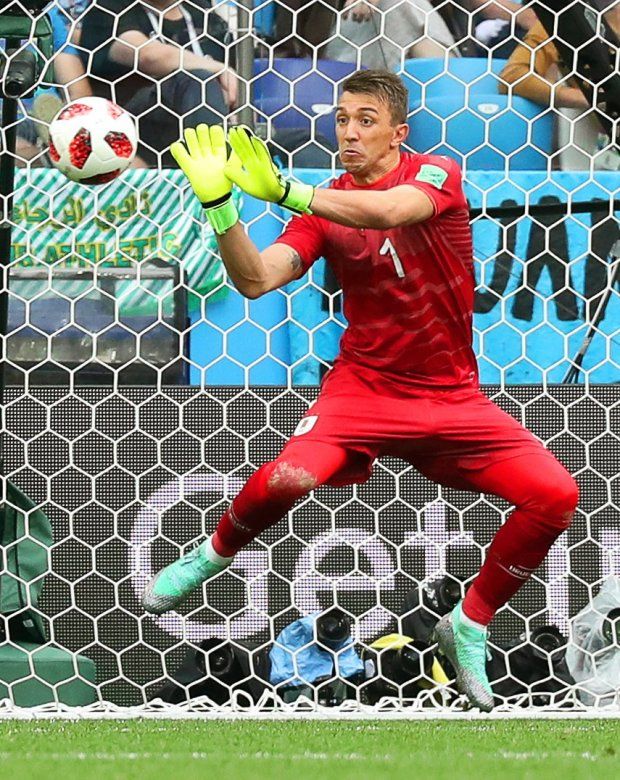 Nasib Kiper di Perempat Final : Lloris Dipuji, Muslera Dibenci