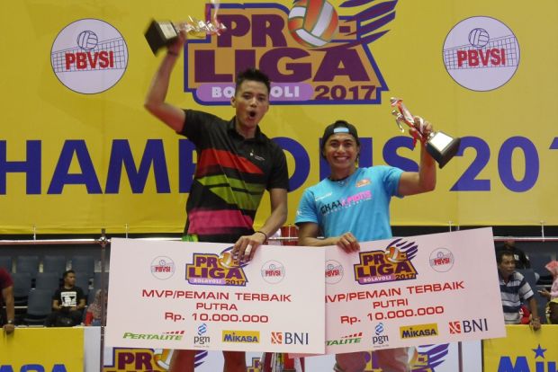 Pelatih dan Pemain JPE Putra Rebut Trofi Terbaik