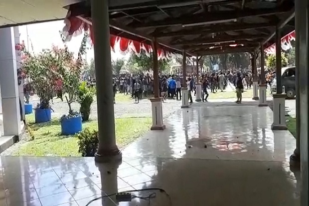 Demo di Nabire Papua Sempat Turunkan Bendera Merah Putih dan Rusak Kantor DPRD