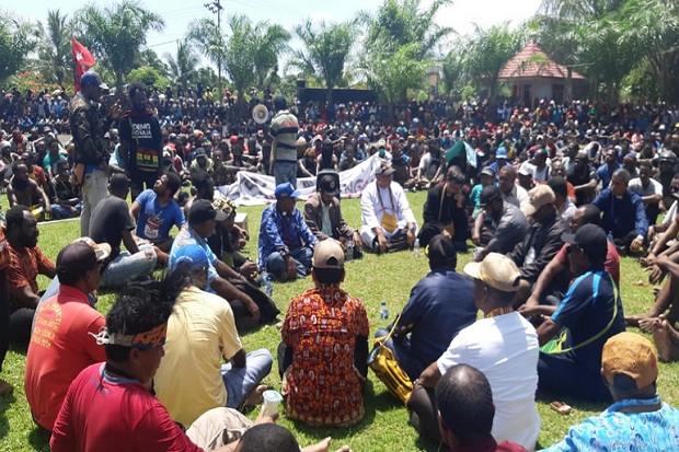 Demo di Nabire Papua Sempat Turunkan Bendera Merah Putih dan Rusak Kantor DPRD