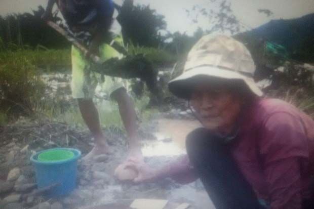 Nenek Berusia Seabad Ini Masih Mendulang Emas di Gunung Latimojong