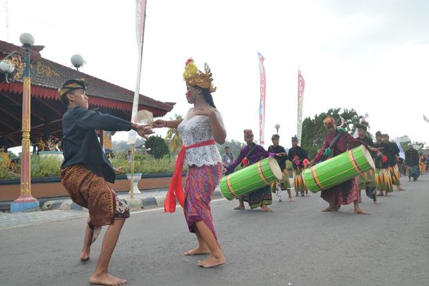 Lomba Nyongkolan Meriahkan Kirab Pemuda Nusantara di Lombok Barat