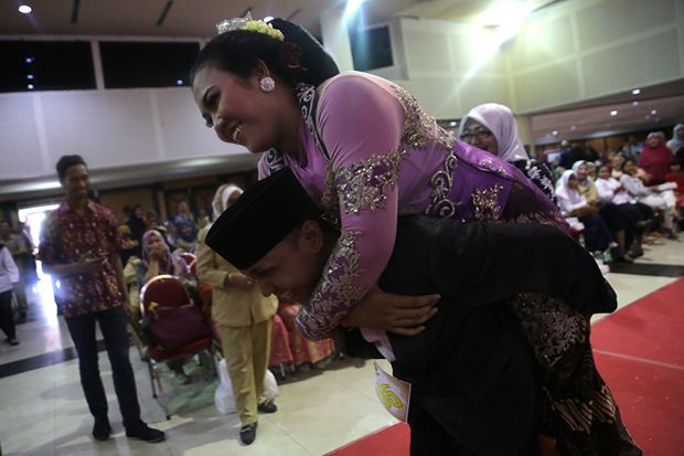 Bahagianya Pasangan Nikah Siri Berebut Ikut Nikah Massal