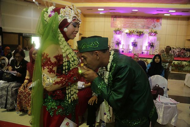Bahagianya Pasangan Nikah Siri Berebut Ikut Nikah Massal