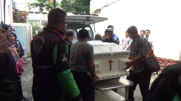 Tangis Keluarga Pecah saat Jenazah Noven Tiba di RS Santo Borromeus