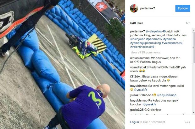 Rossi Cium Aspal Halaman Mall di Filipina