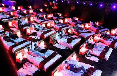 Bioskop Paling Spektakuler di Dunia, Nonton Film Sambil Berendam Air Panas