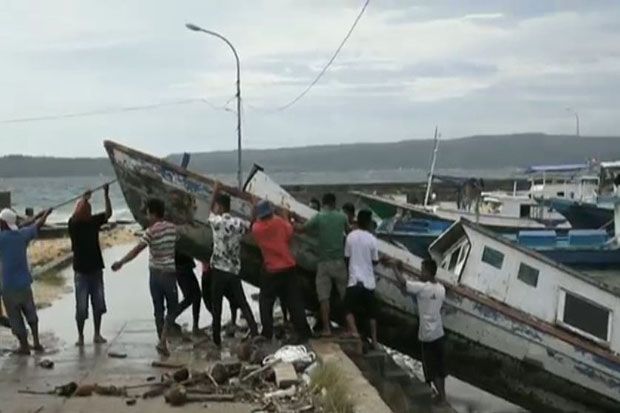 Ombak Besar di Baubau, Nelayan Pindahkan Kapal ke Darat