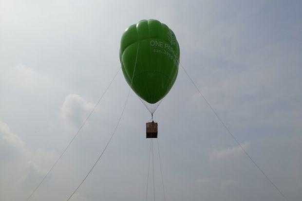 Konsumen Naik Balon Gas Raksasa sebelum Beli Unit One Parc Puri