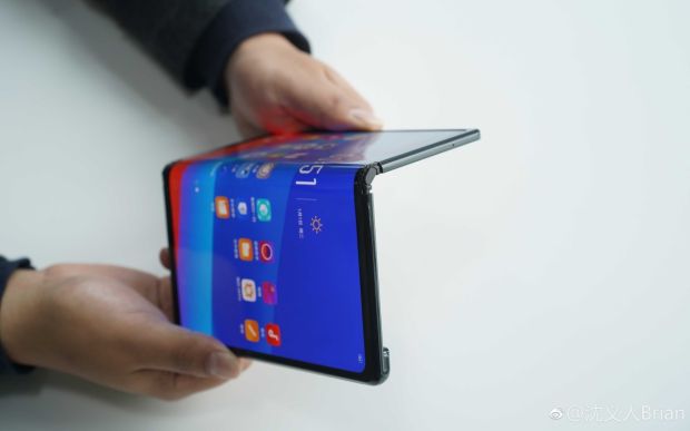 Oppo Desain Ponsel Layar Lipat dengan Kamera Pop-up