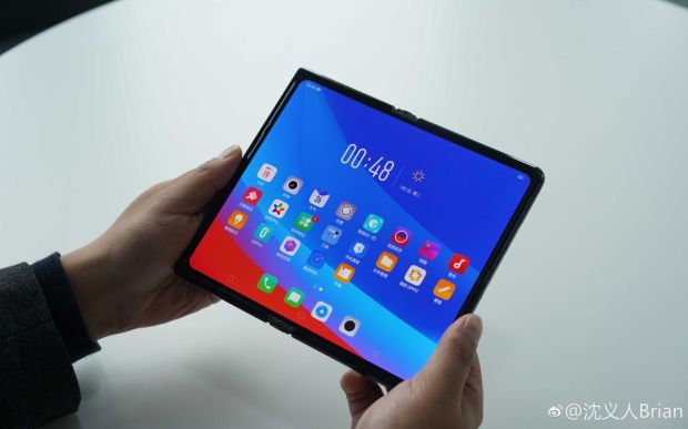 Oppo Desain Ponsel Layar Lipat dengan Kamera Pop-up