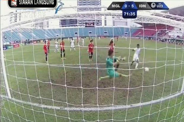Osvaldo Haay (putih) menceploskan gol kelima Indonesia ke gawang Mongolia. (Foto-RCTI) 2