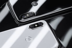 Klon iPhone X, Motorola Banderol P30 dengan Harga Terjangkau