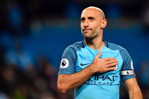 Pablo Zabaleta mengucapkan salam perpisahan ke fans Manchester City usai laga vs West Bromwich Albion. (Foto-mirror.co.uk)