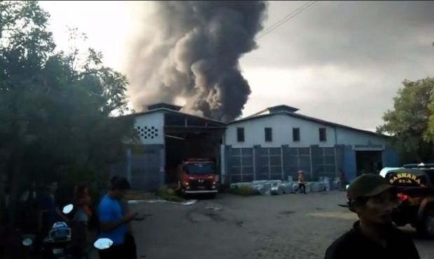Pabrik Bak Mandi di Pasuruan Ludes Terbakar