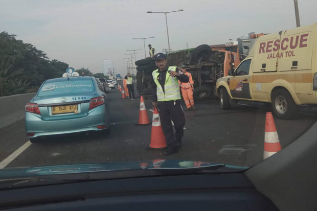 Truk Terguling di Tol Priok, Arus Kendaraan Menuju Bandara Tersendat