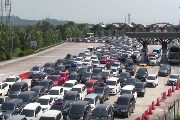 Arus Mudik Masih Ramai, Ribuan Kendaraan Mengular hingga 4 Km di Tol Palimanan