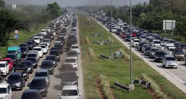 Arus Mudik Masih Ramai, Ribuan Kendaraan Mengular hingga 4 Km di Tol Palimanan