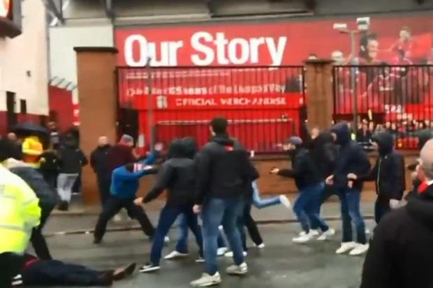 Pendukung Liverpool Terluka Dipukul Pakai Palu dan Ikat Pinggang