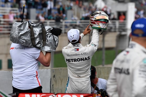 Hamilton Segel Posisi Terdepan di GP Brasil