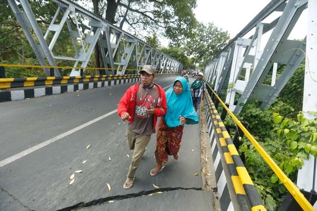 Jembatan Penghubung Retak, Warga Lombok Utara Panik