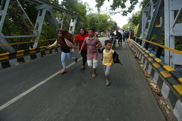 Jembatan Penghubung Retak, Warga Lombok Utara Panik