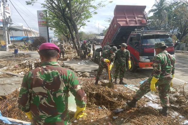 Prajurit Marinir Bersihkan Jalan di Sepanjang Pantai Talise Kota Palu
