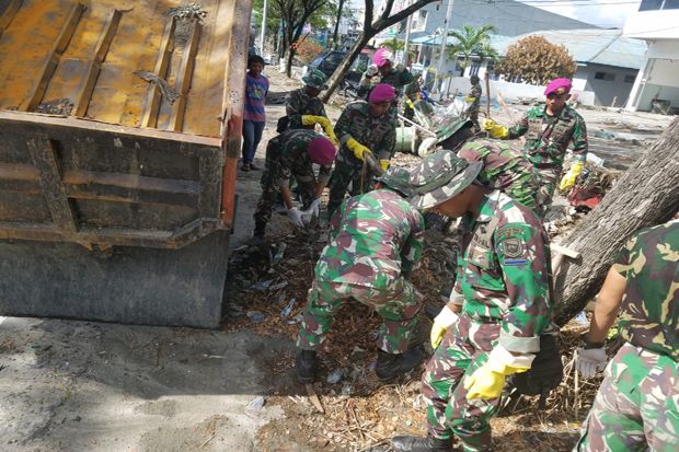 Prajurit Marinir Bersihkan Jalan di Sepanjang Pantai Talise Kota Palu