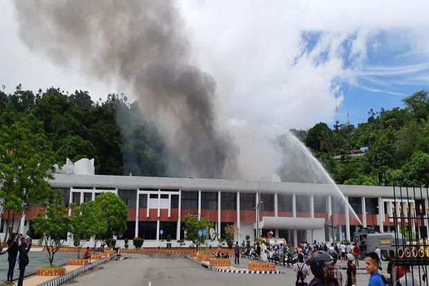 Kantor Gubernur Papua Terbakar, 8 Mobil Pemadam Dikerahkan