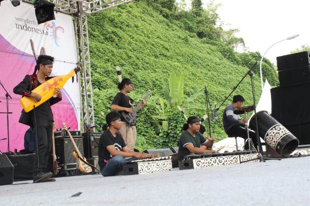 Festival Crossborder Ikut Perkenalkan Alat Musik Tradisional Kalimantan, Sape
