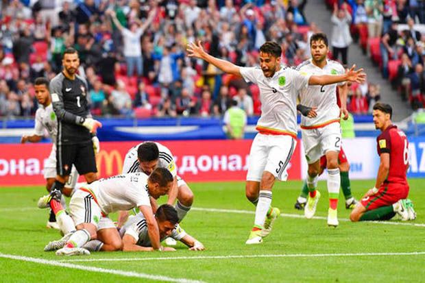 Para pemain Meksiko merayakan gol penyeimbang kedudukan saat melawan Portugal pada matchday 1 Piala Konfederasi 2017. (Foto-mcclatchy-wires)