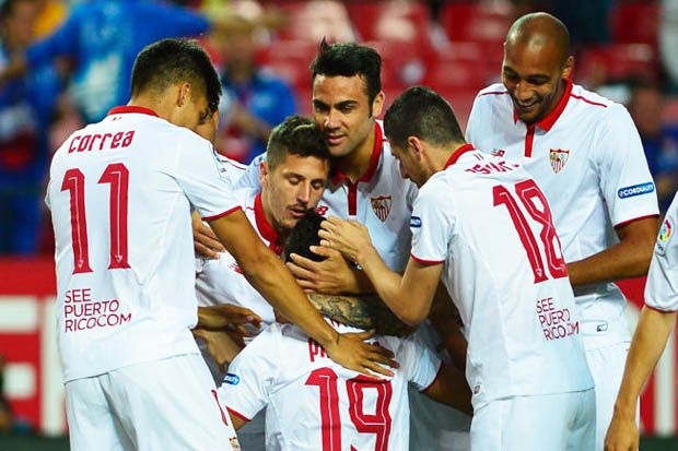 Para pemain Sevilla merayakan gol kemenangan atas Granada. (Foto-Marca.es)