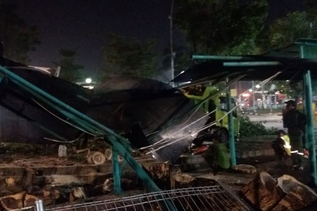Angin Kencang Serang Kembangan, Puluhan Kendaraan Rusak Parah
