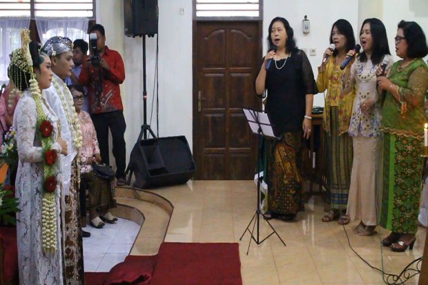 Pasangan Asal Pati Ini Menikah Saat Natal