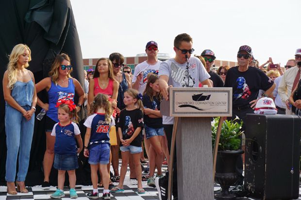 Mengobati Kerinduan dengan Selfie di Patung Nicky Hayden