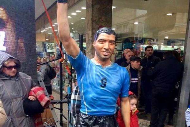 Nasib Patung Luis Suarez: Diejek, Dirusak, Hilang dan 'Pergi' ke Pernikahan Messi
