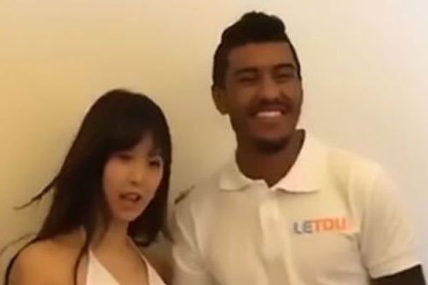 Paulinho dalam masalah karena melanggar regulasi di China Paulinho berpose dengan Tsukasa Aoi