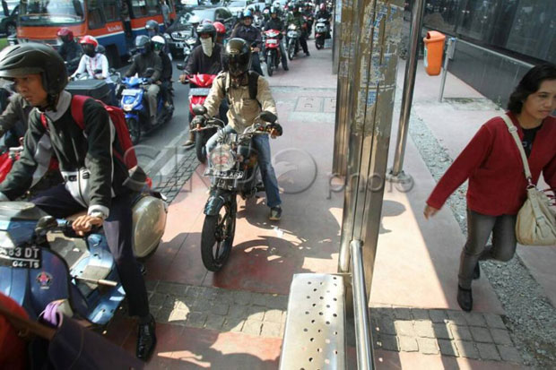 Motor Naik Trotoar, Anies: Hormati Hak Pejalan Kaki