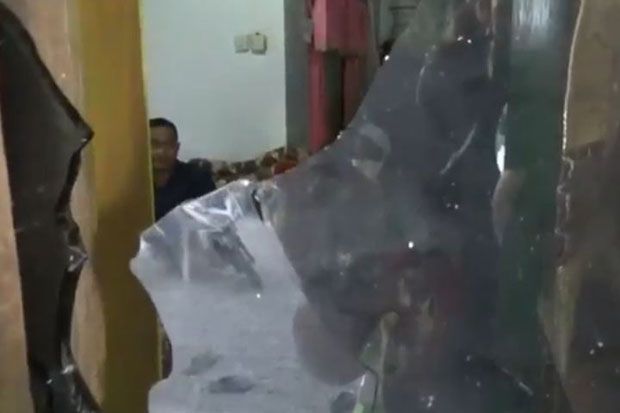 Peluru Nyasar, 1 Orang Terluka dan Inventaris Rumah Berantakan