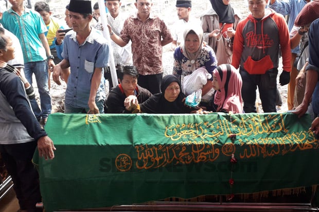Isak Tangis Iringi Pemakaman Korban Minibus Tertimpa Truk di Tangerang