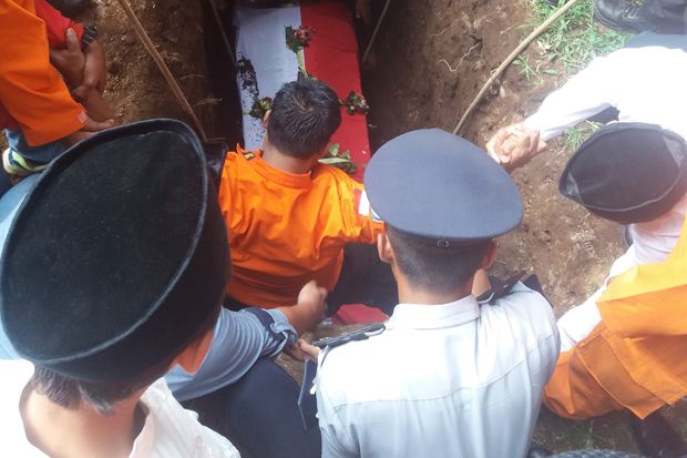 Pemakaman Nyoto Purwanto Jenazah Nyoto Purwanto, salah satu korban jatuhnya Helikopter Basarnas, dimakamkan di TPU Sebayi, Dukuh Promasan, Kelurahan Kumpulrejo, Kecamatan Argomulyo, Salatiga, Jawa Tengah, Senin (3/7/2017) siang. Foto/KORAN SINDO/Angga Rosa