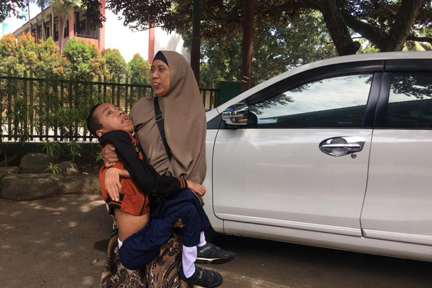 Derita Lemah Otot, Fauzan Semangat Belajar Kendati Harus Digendong Ibunda