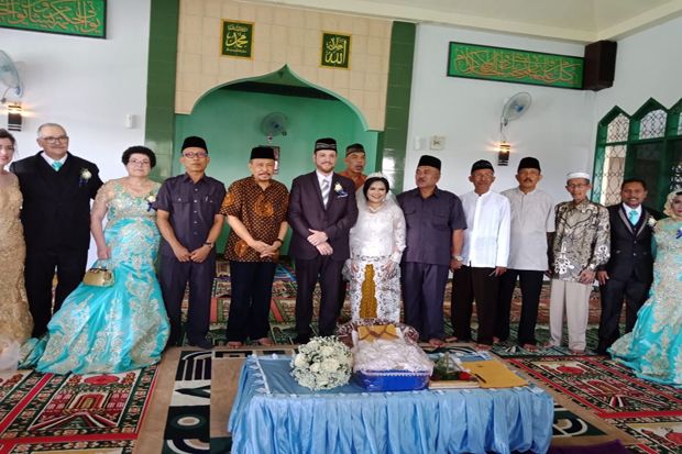 Masuk Islam, Bule Portugal Ini Persunting Gadis Desa