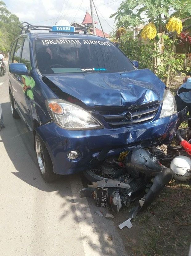 Minta Restu Ayah, Pasangan Calon Pengantin Luka Parah Ditabrak Taksi