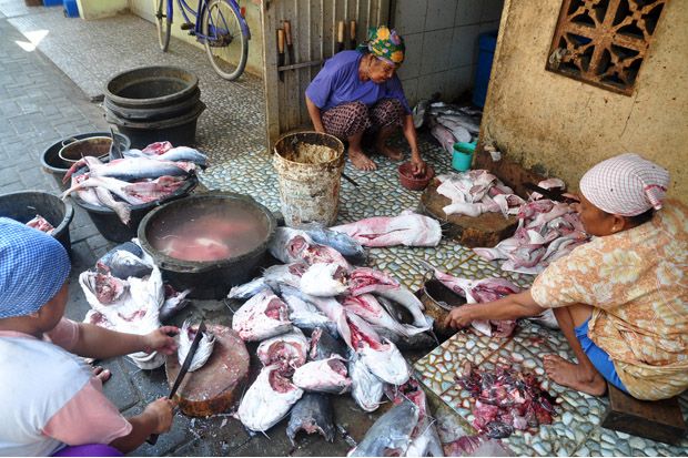 Aktivitas perajin di sentra pengasapan ikan di Wonosari, Bonang, Kabupaten Demak, Jawa Tengah. Sentra pengasapan ikan di Wonosari ini menjadi percontohan nasional. Foto/SINDOnews/Ahmad Antoni