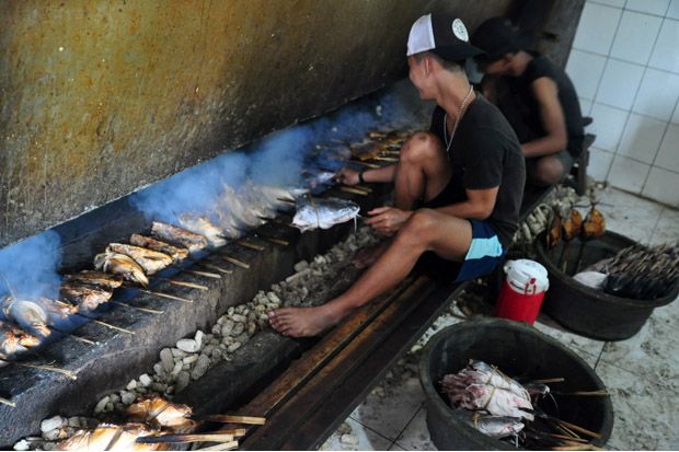 Aktivitas perajin di sentra pengasapan ikan di Wonosari, Bonang, Kabupaten Demak, Jawa Tengah. Sentra pengasapan ikan di Wonosari ini menjadi percontohan nasional. Foto/SINDOnews/Ahmad Antoni